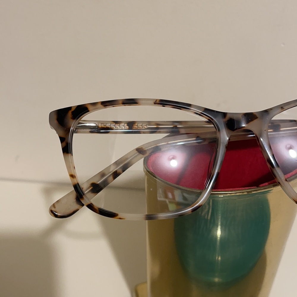 White tortoise fashion frames